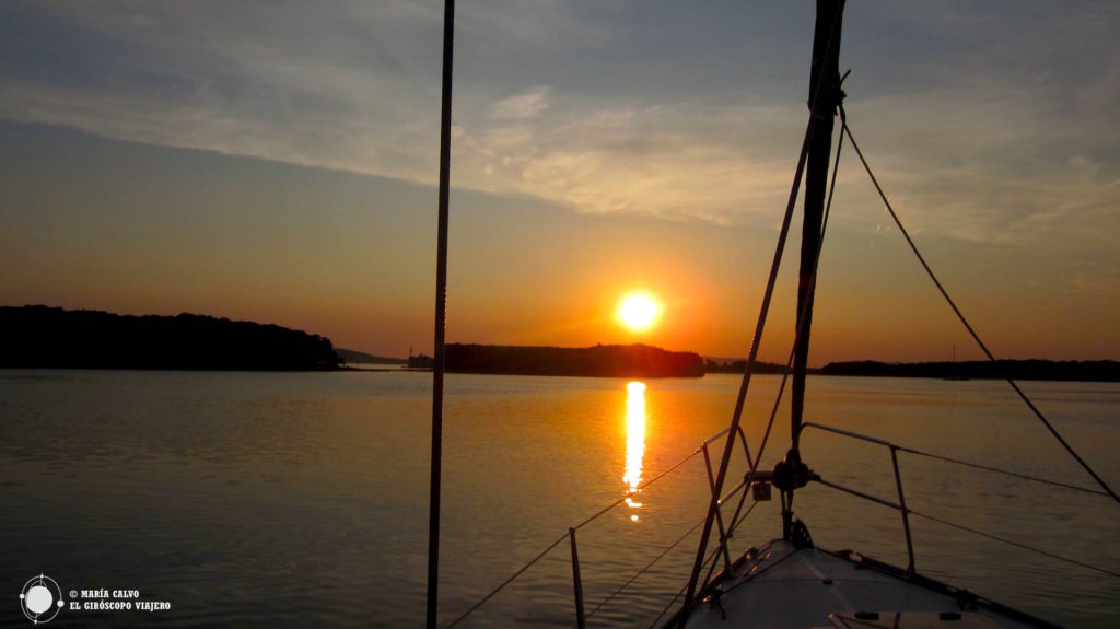 Coucher de soleil dans à bord d'un voilier. Iles Dalmates.